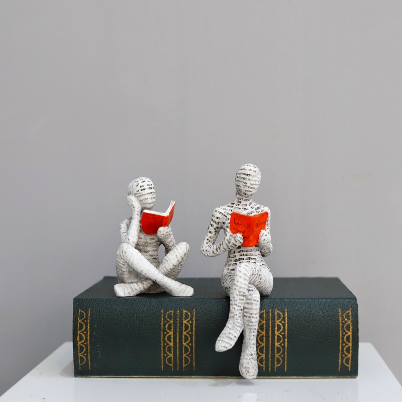 Interior Design Book - 1Pc, leespapier pulp vrouw denker standbeeld